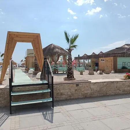Aqua Blue Mamaia Nord Apartment